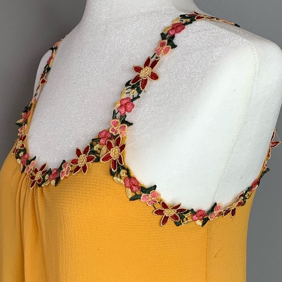 Embroidered flower strap tank top - Picture 4 of 6